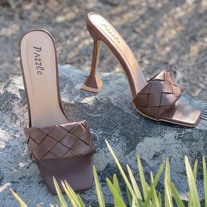 BRAND NEW w/ box woven band heeled mule.